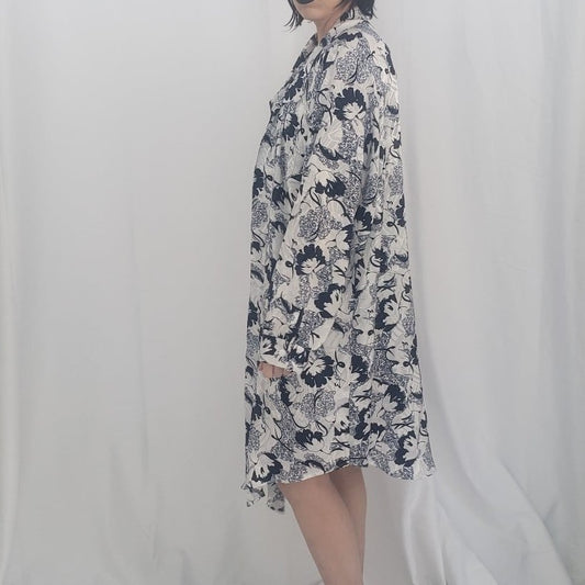 80s White and Blue Asian Inspired Robe