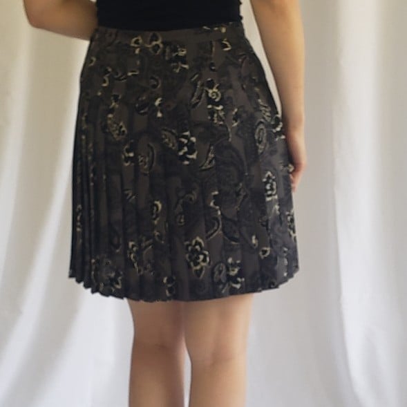 Y2K Express Gray and Black Pleated Paisley Mini Skirt