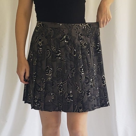 Y2K Express Gray and Black Pleated Paisley Mini Skirt