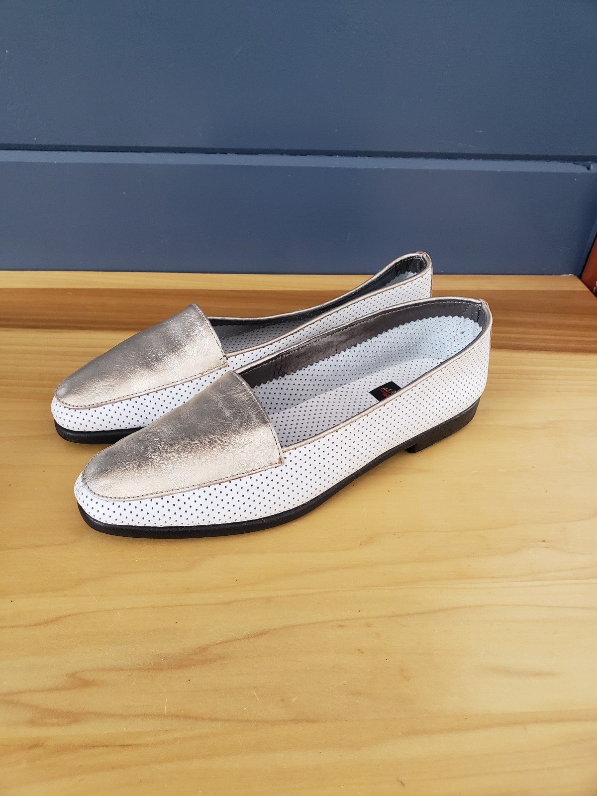 90s Aerosoles White and Gold Flats