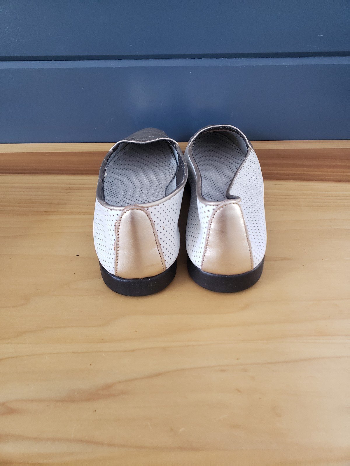 90s Aerosoles White and Gold Flats