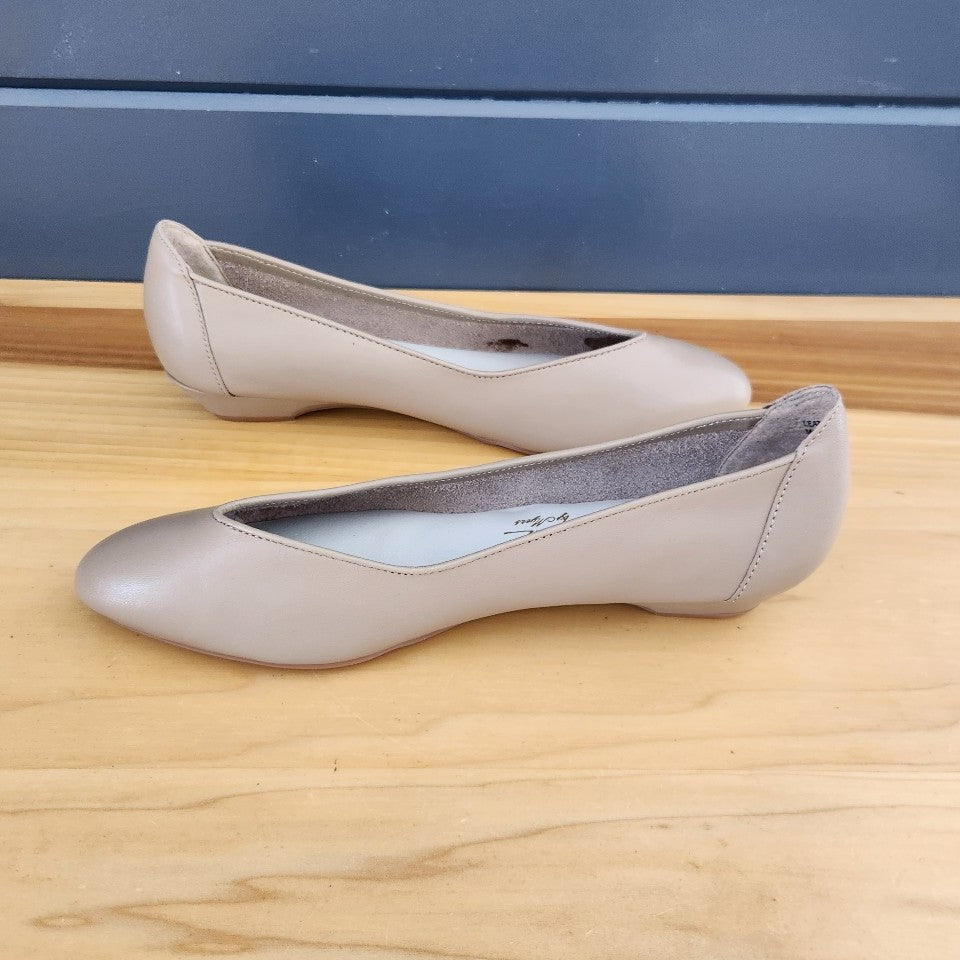 80s Tan Leather Flats