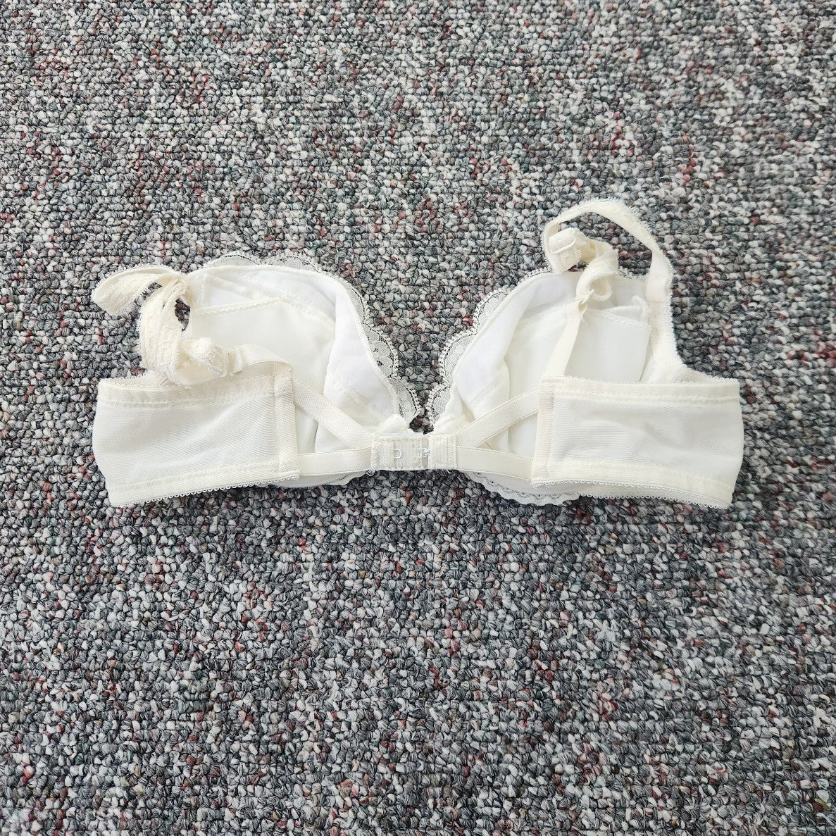 90s White Lacy Bowbra